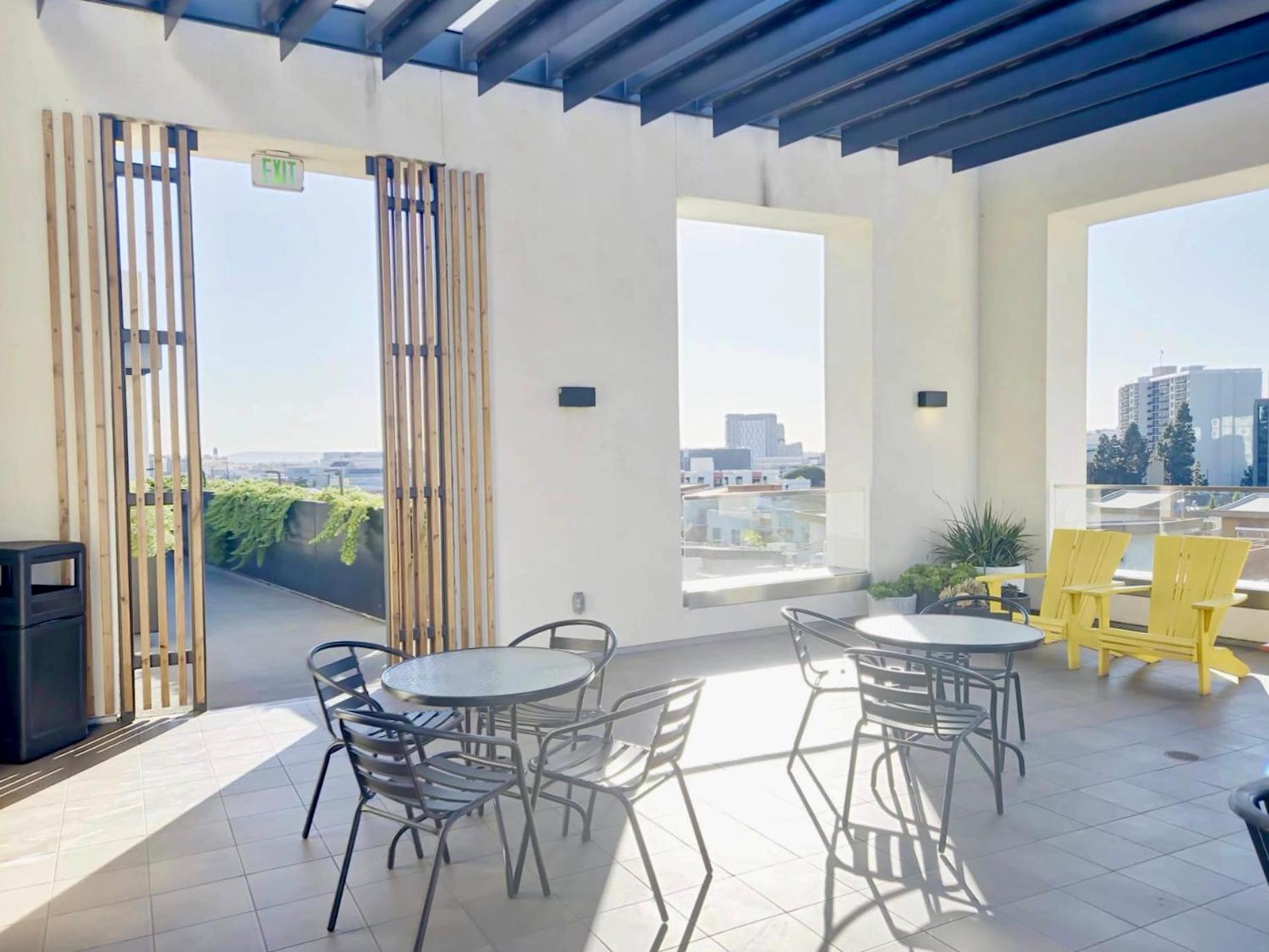 Stylish Downtown Escape With Rooftop Views *