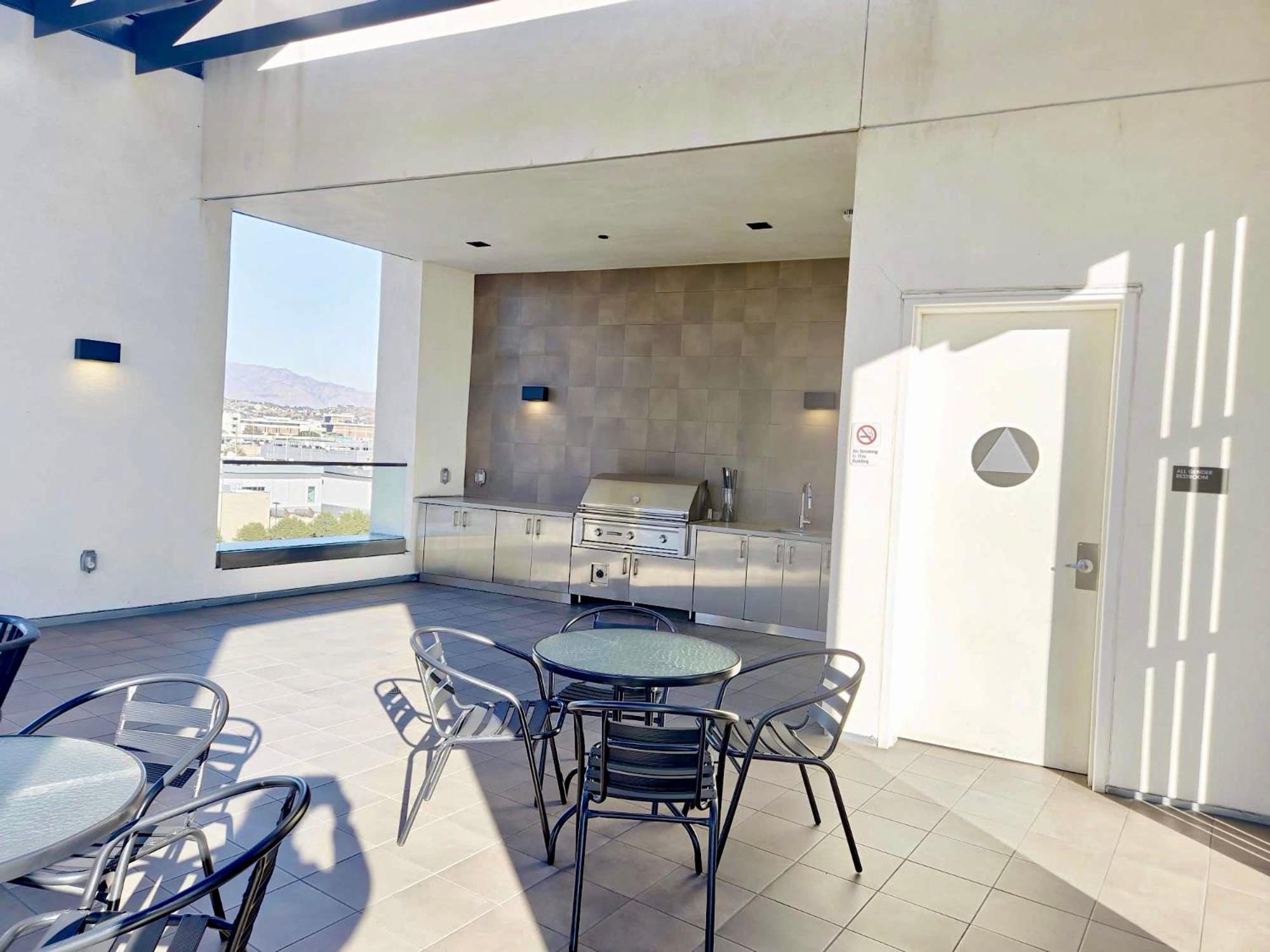 Stylish Downtown Escape With Rooftop Views Aparthotel