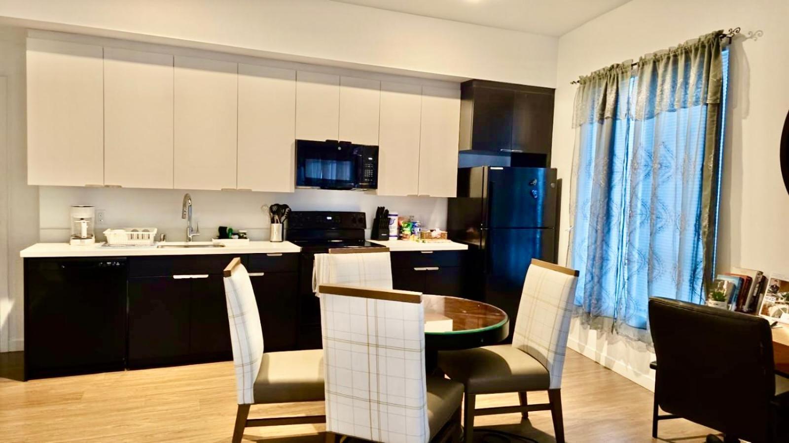 Aparthotel Stylish Downtown Escape With Rooftop Views